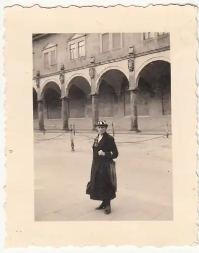 (F21579) Orig. Foto Dresden, Dame am Stallhof 1939