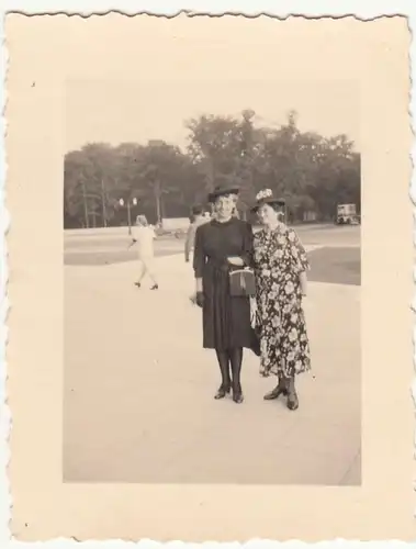 (F21576) Orig. Foto Herr und Frau auf Platz in Berlin 1939