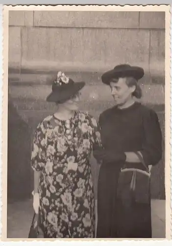 (F21572) Orig. Foto Frauen mit Hut an Hausmauer 1939