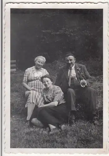 (F21568) Orig. Foto Personen sitzen auf Wiese 1939