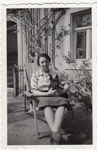 (F21565) Orig. Foto Frau m. Hund im Liegestuhl am Haus 1939