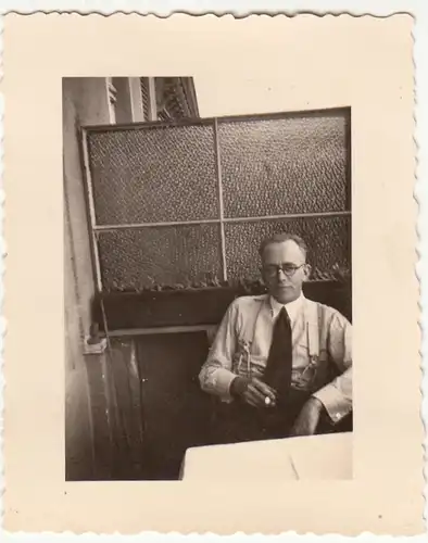 (F21563) Orig. Foto Herr auf dem Balkon 1939
