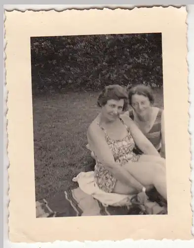(F21561) Orig. Foto Frauen auf Wiese im Arnoldbad 1939