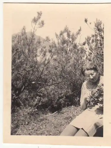 (F21542) Orig. Foto Frau mit Blumen sitzt im Gras 1939