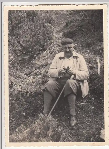(F21541) Orig. Foto Herr mit Fernglas im Freien 1939