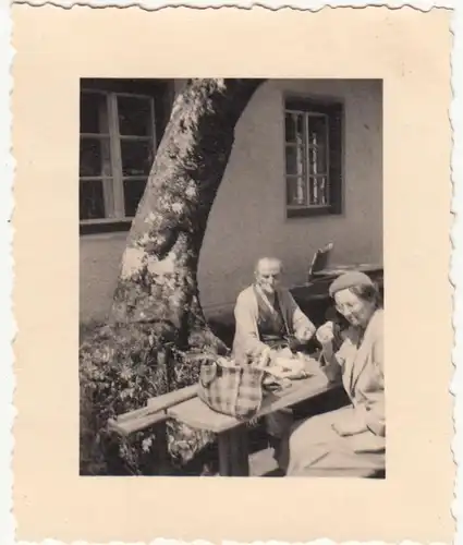 (F21540) Orig. Foto Gschnitz, Personen rasten im Freien 1939