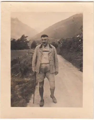 (F21536) Orig. Foto Natters, Herr auf dem Weg zum Nattersee Bad 1939