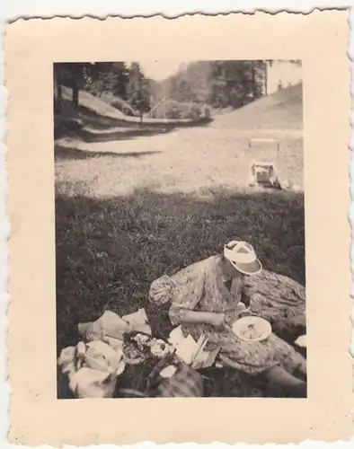 (F21531) Orig. Foto Natters, Frau auf Wiese im Nattersee Bad 1939