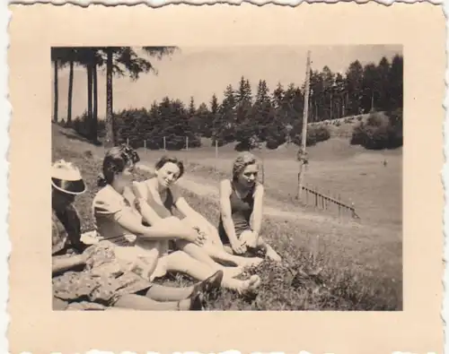 (F21530) Orig. Foto Natters, Frauen auf Wiese im Nattersee Bad 1939