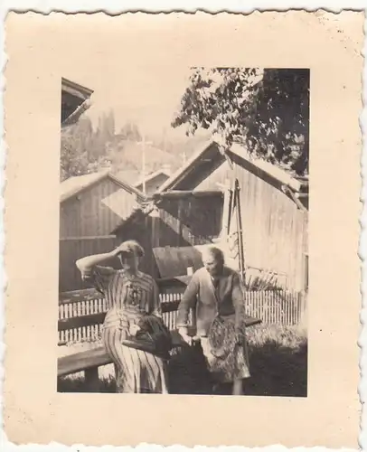(F21517) Orig. Foto Natters, Personen auf einer Bank am haus 1939