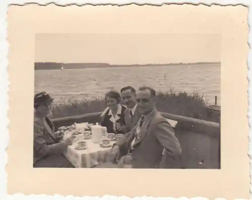 (F21512) Orig. Foto Personen am Tisch, Lokal am Müritzsee 1939