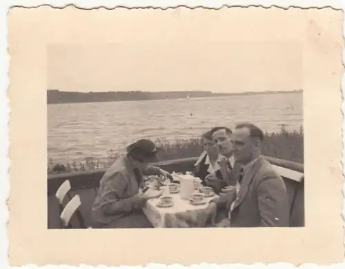 (F21511) Orig. Foto Personen am Tisch, Lokal am Müritzsee 1939