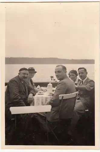 (F21506) Orig. Foto Personen am Tisch, Lokal am Müritzsee 1939