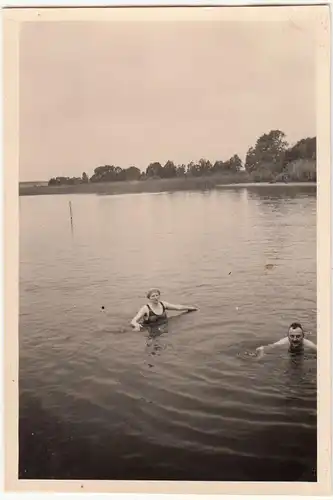 (F21505) Orig. Foto Paar schwimmt im Müritzsee 1939