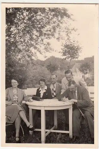 (F21504) Orig. Foto Personen am Tisch im Garten 1939