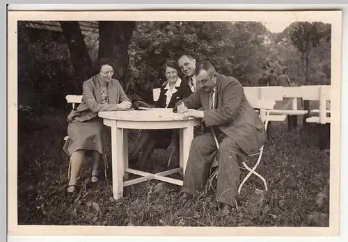 (F21503) Orig. Foto Personen am Tisch im Garten 1939