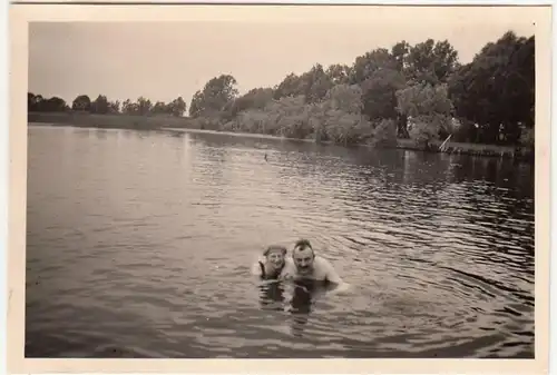 (F21502) Orig. Foto Paar schwimmt im Müritzsee 1939