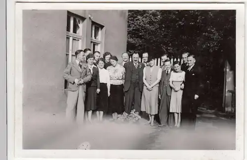 (F21501) Orig. Foto Personen am Haus, Start eines Ausflugs nach Falkensee 1939