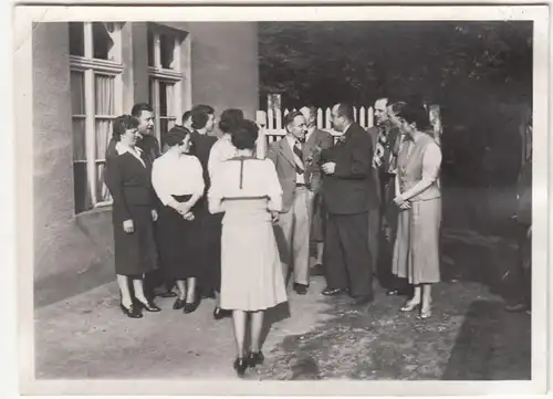 (F21499) Orig. Foto Personen am Haus, Start eines Ausflugs nach Falkensee 1939