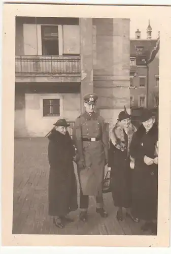 (F21494) Orig. Foto Frauen u. deutscher Soldat vor Gebäude 1939