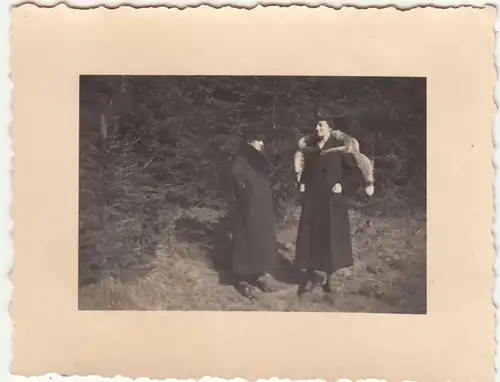 (F21493) Orig. Foto Damen spazieren im Philippstal 1939