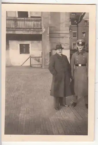 (F21492) Orig. Foto Mann u. deutscher Soldat vor Gebäude 1939