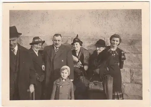 (F21491) Orig. Foto Personen am Haus, Weg zum Windberg-Café 1939