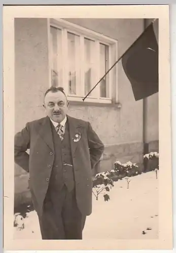 (F21489) Orig. Foto Mann vor Haus mit Fahnenschmuck, 12.3.1939