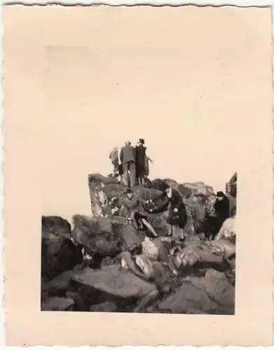 (F21480) Orig. Foto Großer Feldberg, Personen auf Felsen 1938