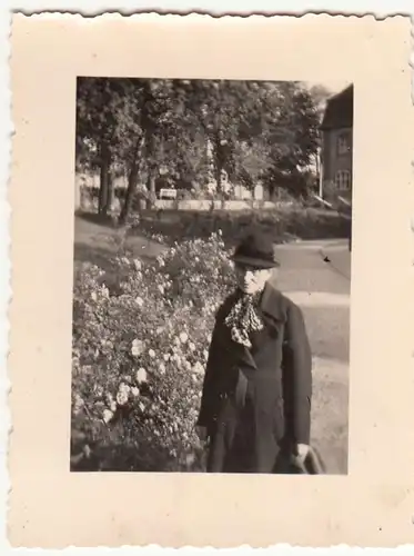 (F21470) Orig. Foto Bad Nauheim, ältere Dame im Freien 1938