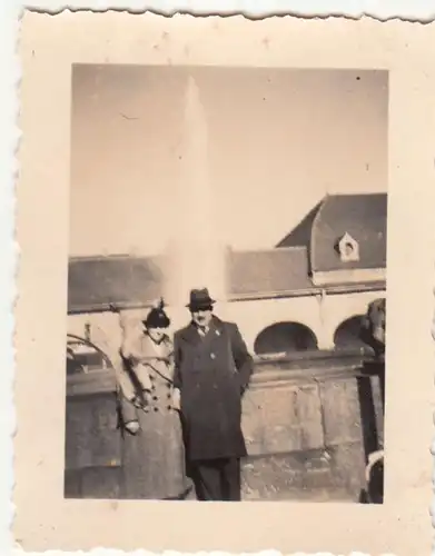 (F21469) Orig. Foto Bad Nauheim, Personen vor einem Brunnen 1938