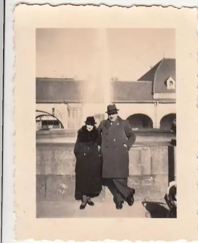 (F21468) Orig. Foto Bad Nauheim, Personen vor einem Brunnen 1938