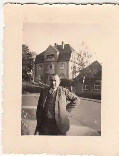 (F21467) Orig. Foto Bad Nauheim, Mann steht vor einem Haus 1938