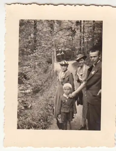 (F21466) Orig. Foto Personen spazieren im Wald 1938
