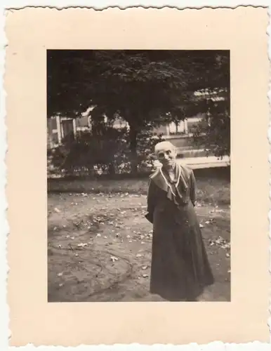 (F21464) Orig. Foto ältere Frau im Freien 1938