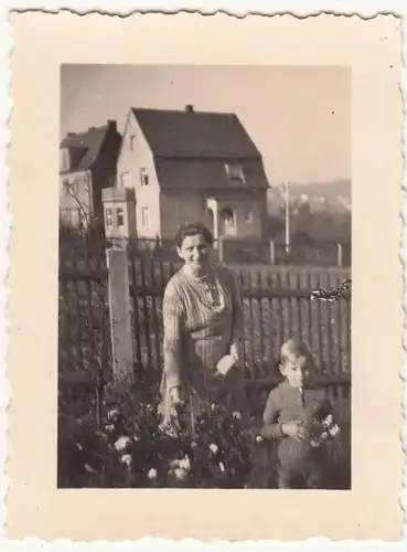 (F21463) Orig. Foto Frau und Junge im Garten 1938