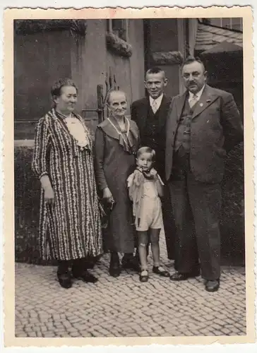 (F21461) Orig. Foto Personen an einem Haus 1938