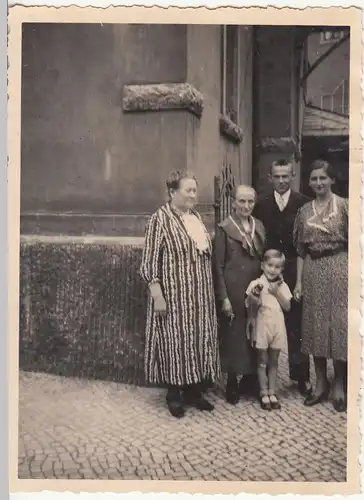 (F21462) Orig. Foto Personen an einem Haus 1938