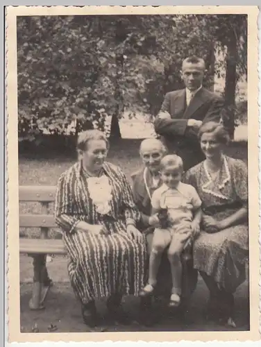 (F21460) Orig. Foto Personen sitzen auf einer Parkbank 1938