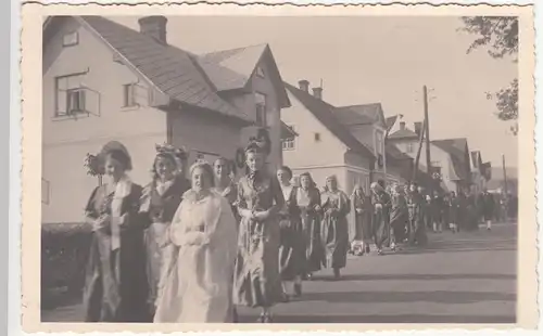 (F21459) Orig. Foto Sudeten, Kirchgang zum Dankgottesdienst 1938