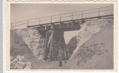 (F21457) Orig. Foto deutscher Soldat an einer reparierten Eisenbahnbrücke 1938