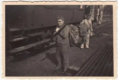 (F21446) Orig. Foto deutsche Soldaten mit Gepäck am Personenzug 1938