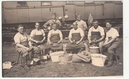 (F21428) Orig. Foto deutsche Soldaten schälen Kartoffeln am Personenzug 1938