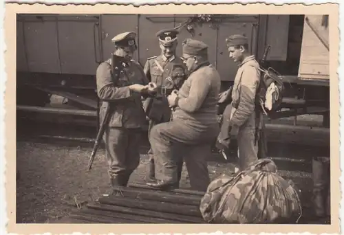 (F21427) Orig. Foto deutsche Soldaten an einem Personenzug 1938