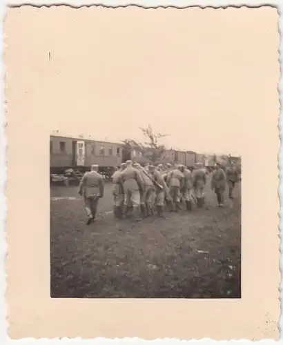 (F21426) Orig. Foto deutsche Soldaten an einem Personenzug 1938