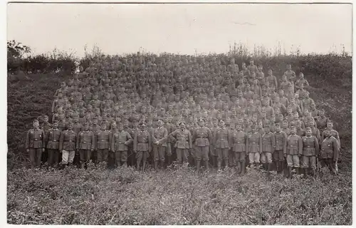 (F21417) Orig. Foto deutsche Soldaten, große Gruppe am Hang, Bahndamm 1938