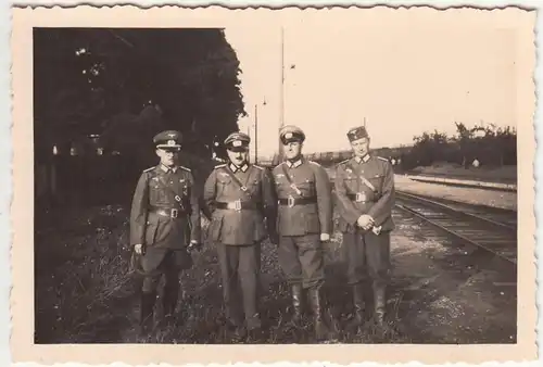 (F21413) Orig. Foto deutsche Soldaten an Bahnschienen, Zug i. Hintergrund 1938