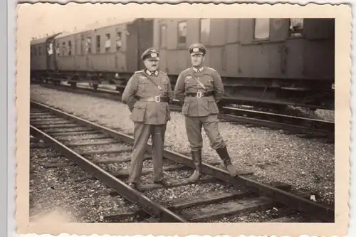 (F21411) Orig. Foto deutsche Soldaten auf den Gleisen, Abteilwagen 1938