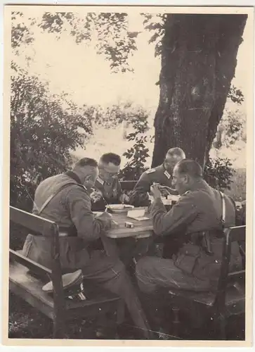(F21410) Orig. Foto deutsche Soldaten essen im Freien, Burgheim (Bay.) 1938