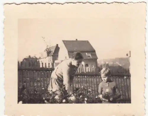 (F21407) Orig. Foto Frau und kleiner Junge im Garten 1938